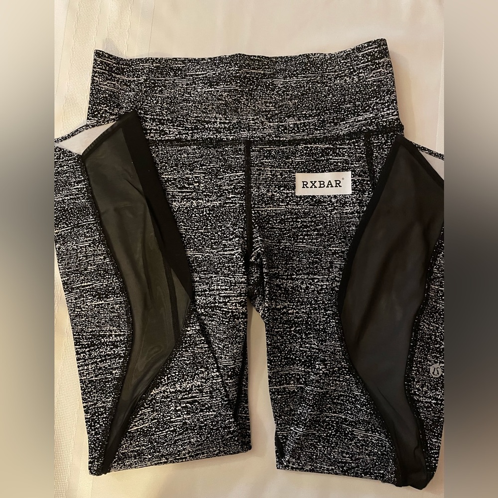 Lululemon cobranded RxBar black/white patterned crop leggings, size 8.